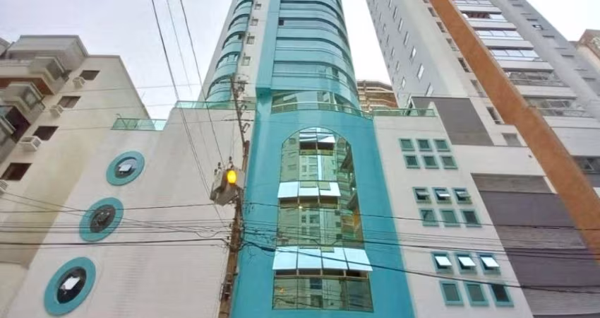 Apartamento mobiliado quadra mar com 03 dormitórios e 01 suíte e 02 demi no Centro de Balneário