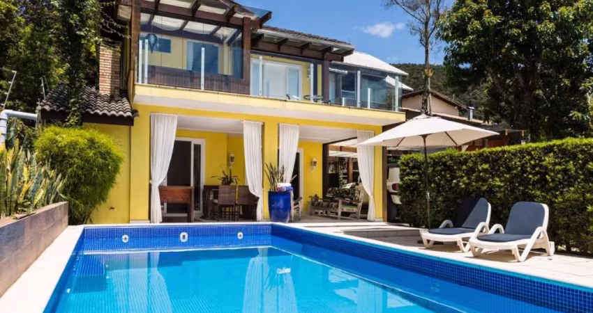 Casa à 200 m² da praia de Taquaras com 3 suítes e 3 vagas de garagem - Balneário Camboriú