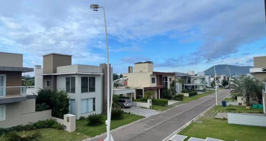 Casa mobiliada sendo 03 suítes em condomínio Fechado no norte da Ilha