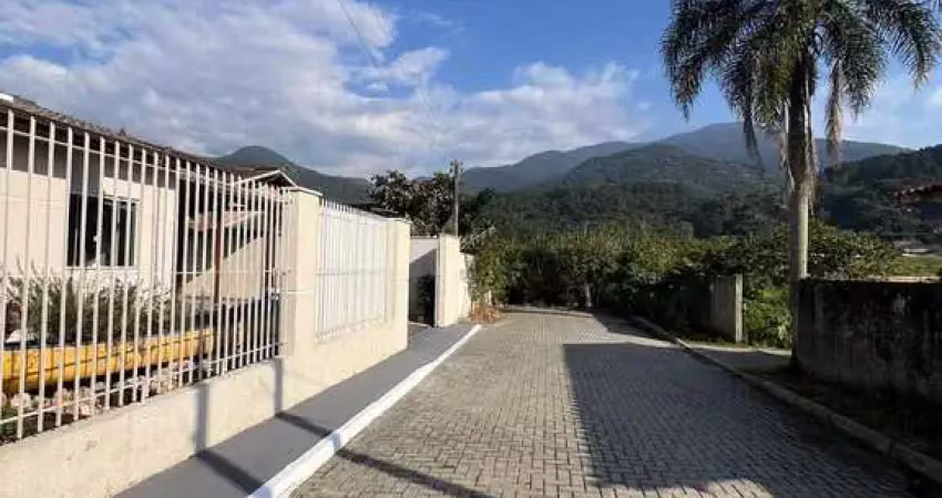 Casa a venda de 02 Dormitórios com 02 vagas e espaço gourmt na Enseada do Brito -Palhoça -SC