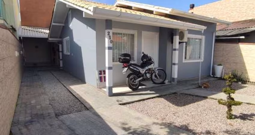 Linda casa a venda de 02 Dormitórios com cozinha planejada no bairro São Sebastião em Palhoça-SC