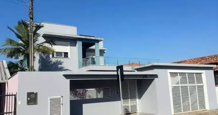Sobrado de 3 quartos sendo 1 suíte e móveis planejados localizado no Centro de Penha - SC