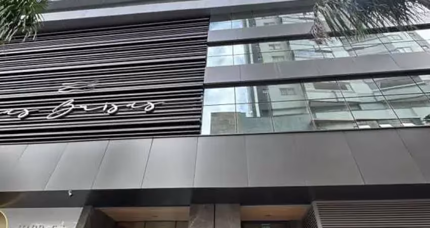 Apartamento a venda com 04 Suítes e 03 vagas de garagem no centro de Balneário Comboriú-SC