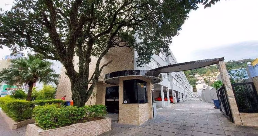 Apartamento semi-mobiliado com 3 dormitórios e ótima estrutura de lazer no Centro - Florianópolis/SC