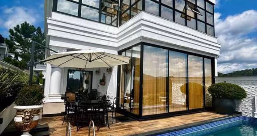 Casa de luxo com 4 suítes, elevador e espaço gourmet em condomínio fechado em Balneário Camboriú/SC