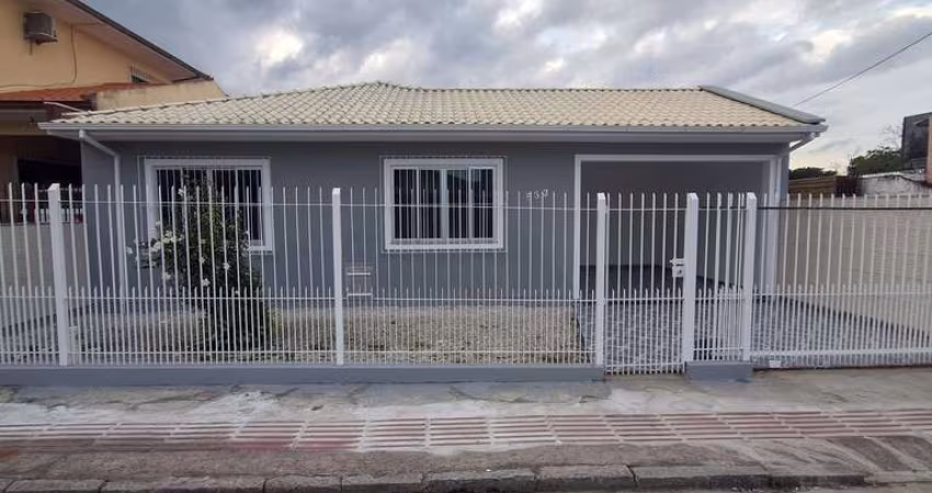 Casa térrea com 3 quartos, edícula, piscina e amplo pátio para locação - Ipiranga - São José/SC