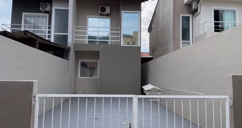 Sobrado com 2 dormitórios no bairro Ipiranga, São José-SC
