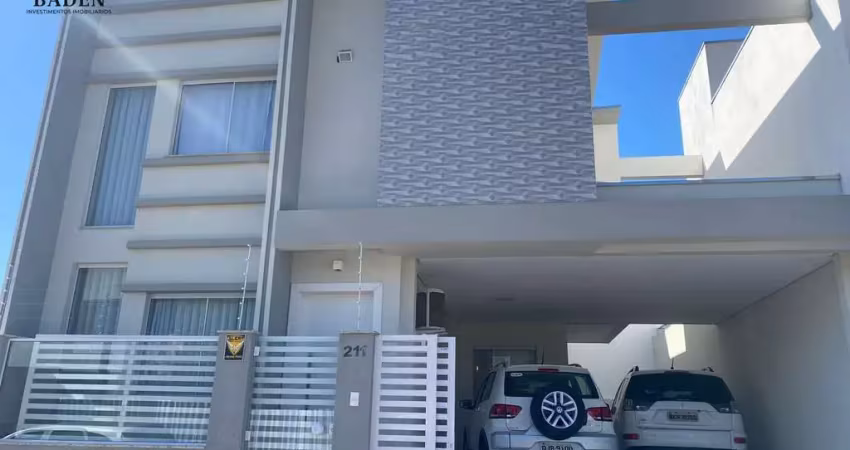Belíssima casa mobiliada, com 3 suítes em balneário camboriú.