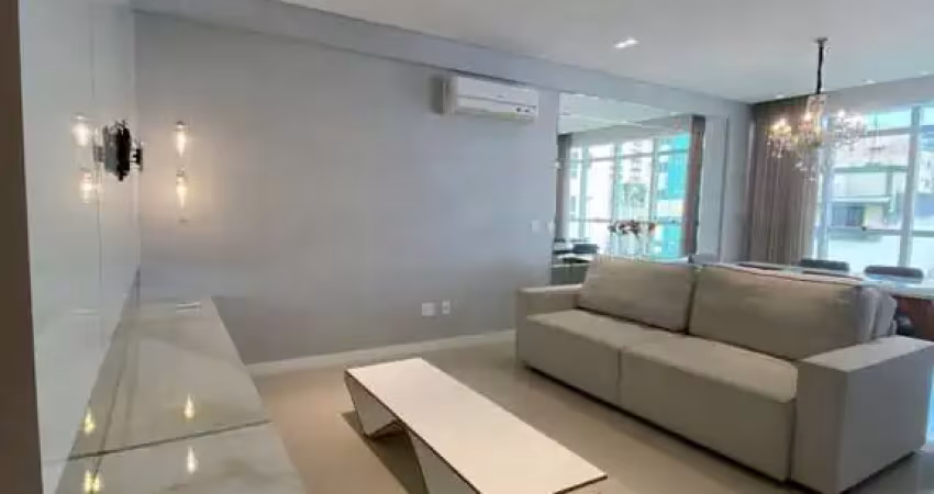 Apartamento 1 suíte / diferenciado / 2 vagas de garagem / mobiliado / centro / b