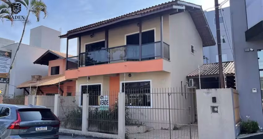 Casa com 3 quartos à venda na Rua 620, 738, Centro, Balneário Camboriú