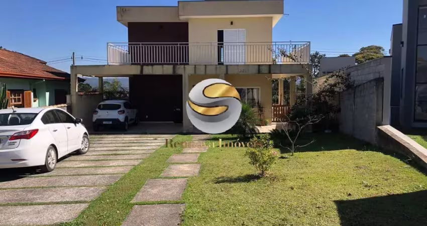 Casa com 03 suítes cercada de verde, piscina, 6 vagas..