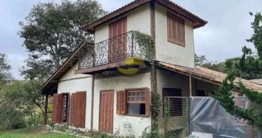 Casa terrea com mezanino, sofisticada com 2 suites, muito verde