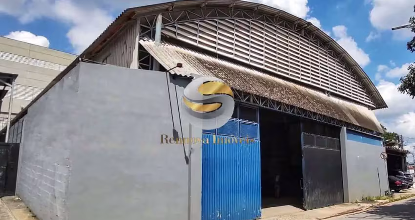 Galpão em polo industrial. 1.600m² de construção. 2 docas