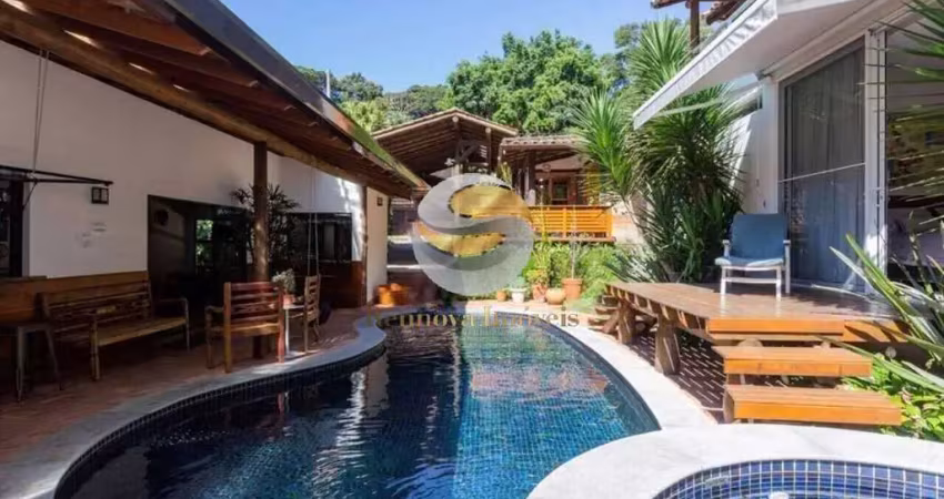 Casa com 03 dormitórios, piscina, lareira, espaço fitness, área gourmet