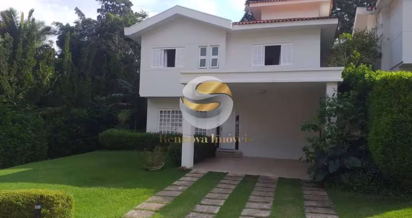 Casa com 240m² construídos e 4 suítes no miolo da granja