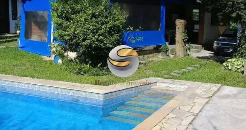 Casa térrea em 1.000m² de terreno, churrasqueira, piscina, aceita animais.