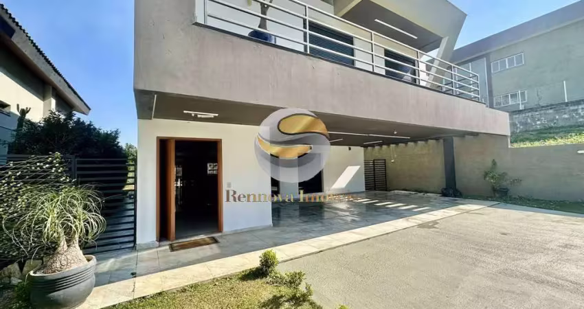 Moderna, rua tranquila, 4 suítes (1 no térreo), piscina!