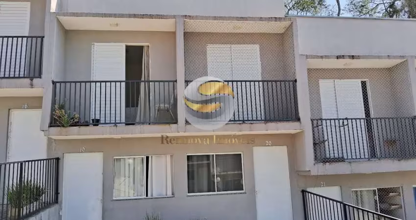 Sobrado reformado em condomínio fechado – 2 quartos, quintal