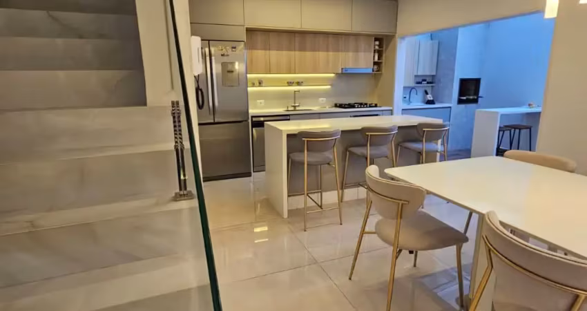 Um sobrado com excelente padrão de construção e localização estratégica, perfeito para quem deseja morar em uma região valorizada de curitiba com conforto, segurança e praticidade no dia a dia.
