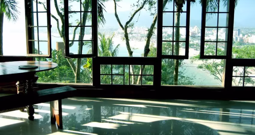 Oportunidade única: casa com vista espetacular da praia da enseada!