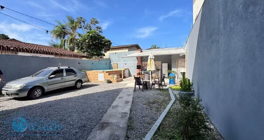 Sobrado com loja comercial e lazer privativo – próximo à praia