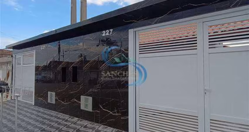 Casa c/ piscina e c/ 2 dorms, Mongaguá - R$ 420 mil, Cod: 6194