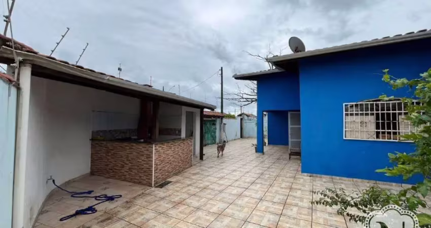 Oportunidade única a 300 metros da praia: imóvel em lote inteiro com 3 quartos e área de lazer