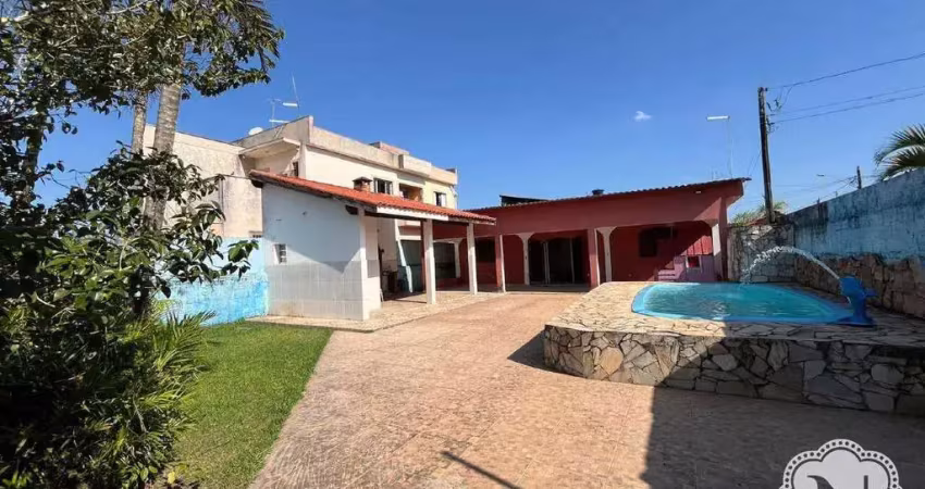 Casa MOBILIADA com piscina no bairro Tupy, a 900 metros da praia!