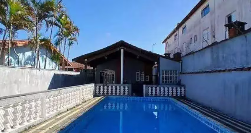Casa a venda com 2 quartos com suite com piscina a 100 metros do mar.