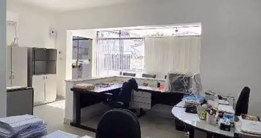 Sobrado comercial á venda, com 10 salas no centro de itanhaém