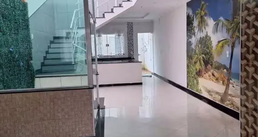Sobrado desocupado para venda no Jardim Palermo em SBC, com 3 suítes,  edícula e 4 vagas de garagem.