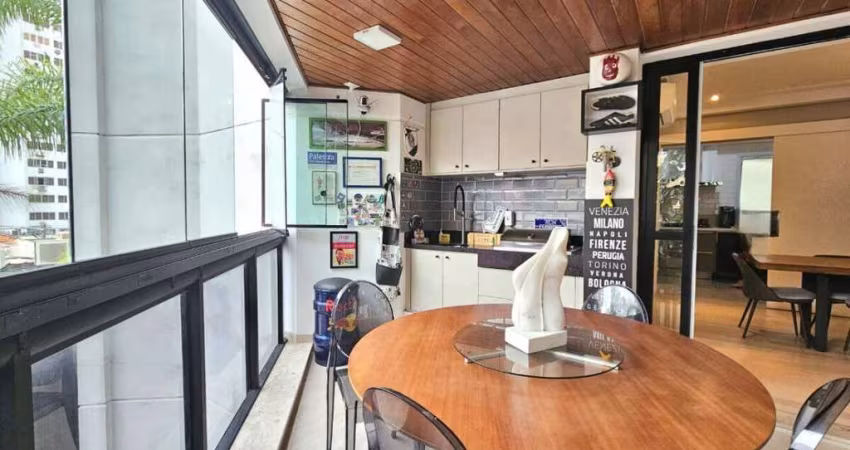 Parte baixa dos Jardins, este apartamento de 176m² é simplesmente espetacular. Com 3 suítes, 2 vagas de garagem e um depósito