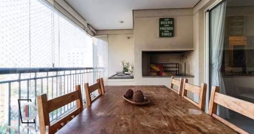 Apartamento à venda na Vila Clementino, com 3 quartos, sendo 2 suítes e 2 vagas, 130m², sacada com churrasqueira a carvão. Andar alto.