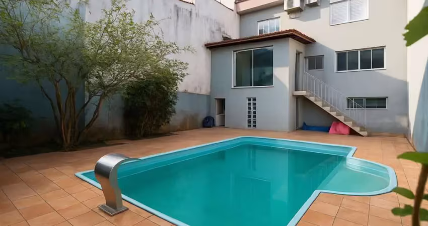 Casa à venda em santo andré, jardim bela vista, com 3 quartos 1 suíte, 4 vagas, com 263m² de área construída e 255m² de terreno, uma bela piscina.