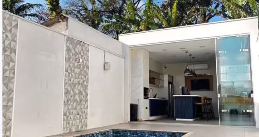 Olha que raridade na vila antonieta!! estamos falando de uma bela casa térrea com uma bela piscina em um terreno de 250 m²