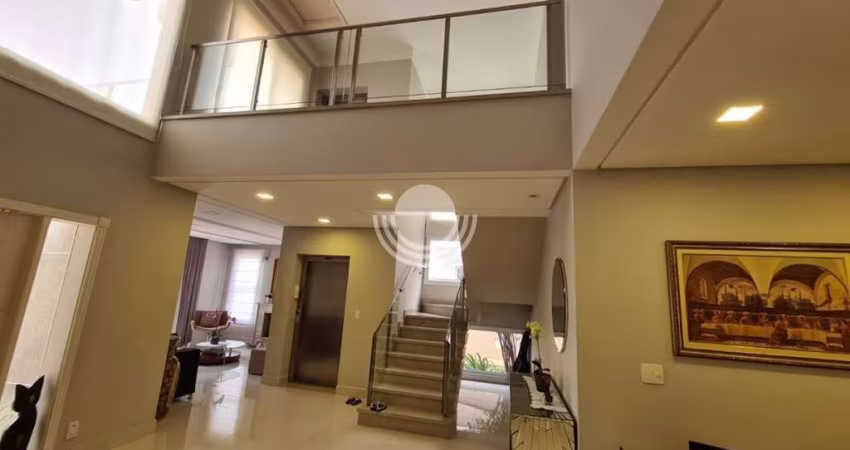 Casa à Venda no Condomínio Alphaville Dom Pedro em Campinas: Fino acabamento, amplos cômodos, iluminação e ventilação natural excelente, elevador