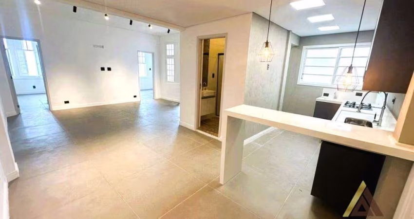 !OPORTUNIDADE ÚNICA! LINDO APTO. EM PRÉDIO DO SÉCULO 19 - FRENTE MAR - 100% REFORMADO com 80m² ÚTEIS - 02 DORM. - 02 WC - VRD. GOURMET por R$ 719 MIL