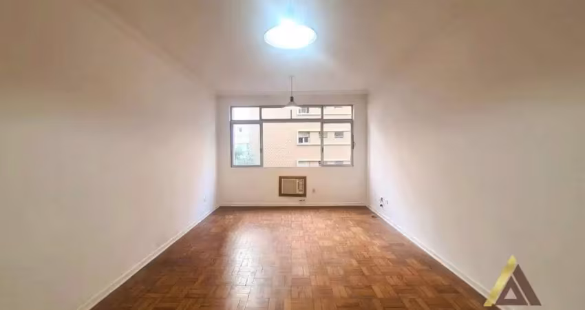 LINDO APTO. PADRÃO NA QUADRA DA PRAIA E COM VISTA MAR - 120m² ÚTEIS - 02 DORM. sendo 01 SUÍTE - 03 W.C - DEP. COMPLETA - 01 VAGA - BOQUEIRÃO/CANAL 3