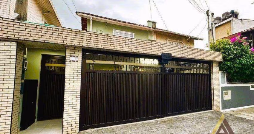 LINDA CASA REFORMADA com 190m² ÚTEIS - 03 SUÍTES - 04  BANHEIROS - ESPAÇO GOURMET com  CHURRASQUEIRA - QUINTAL - COZINHA com COPA - 03 VAGAS - SANTOS