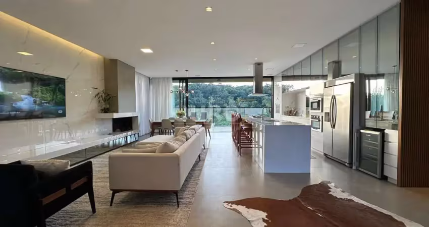 CASA EM CONDOÓNIO FECHADO