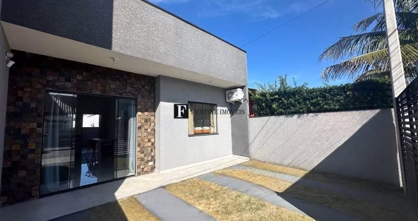 Casa na quadra do mar com espaço nos fundos