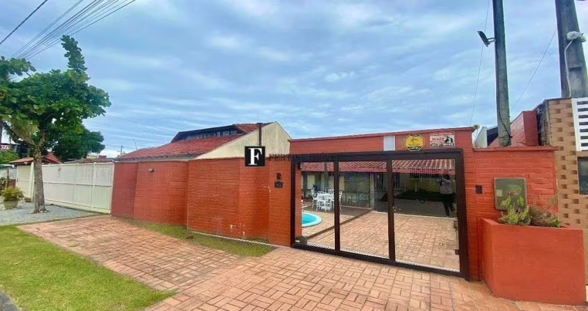 Casa com piscina e 4 quartos em Praia de Leste