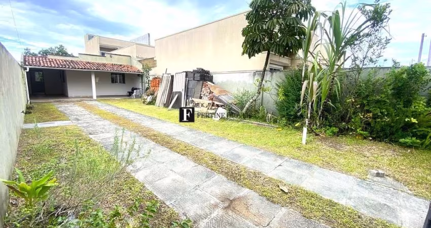 Casa com espaço de terreno e faixa do mar - Grajau