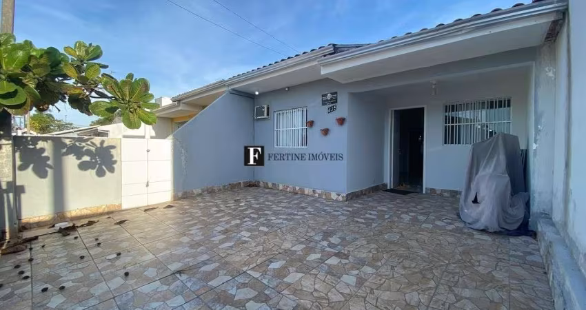 Casa com 02 suítes e piscina perto do mar.