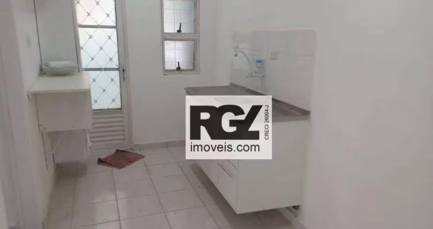 Ap na quadra da praia, 01 dormitório reformado. ponta da praia, santos. 375mil