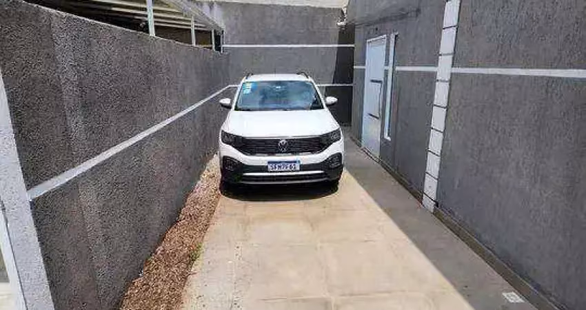 Quarto no térreo sobrado  com  03  quartos sendo 01 no térreo e garagem para 02 carros