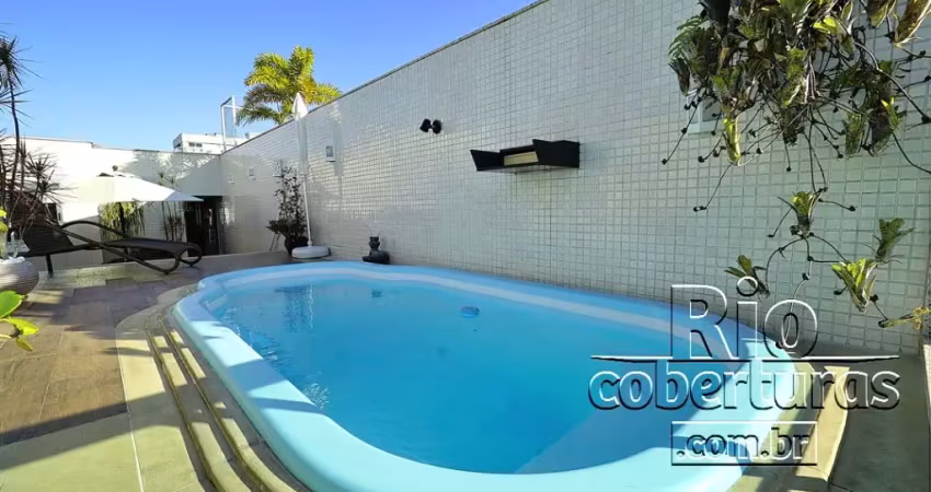 Cobertura à venda na primeira quadra da praia.