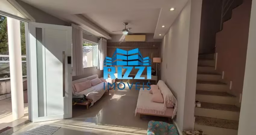 Linda casa de condomínio com 03 suítes na freguesia