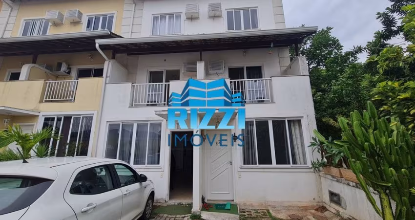 Maravilhosa Casa Triplex em condomínio fechado na Estrada do Cafundá/Taquara