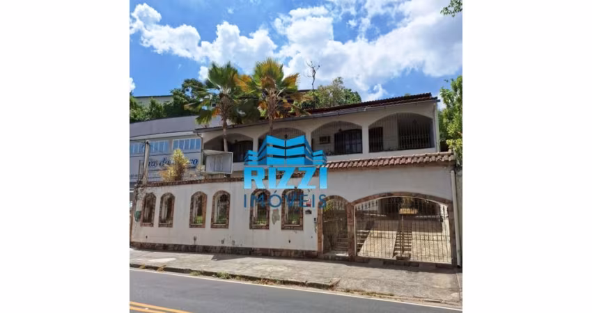 Excelente Casa Duplex localizada na Rua Comendador Siqueira